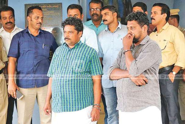 mathrubhumi's tweet photo. Chalakudy murder: Adv. Udayabhanu files anticipatory bail plea https://t.co/eKPx9pfUz6 #realtormurder #chalakudymurder https://t.co/MXtLxvwgGf