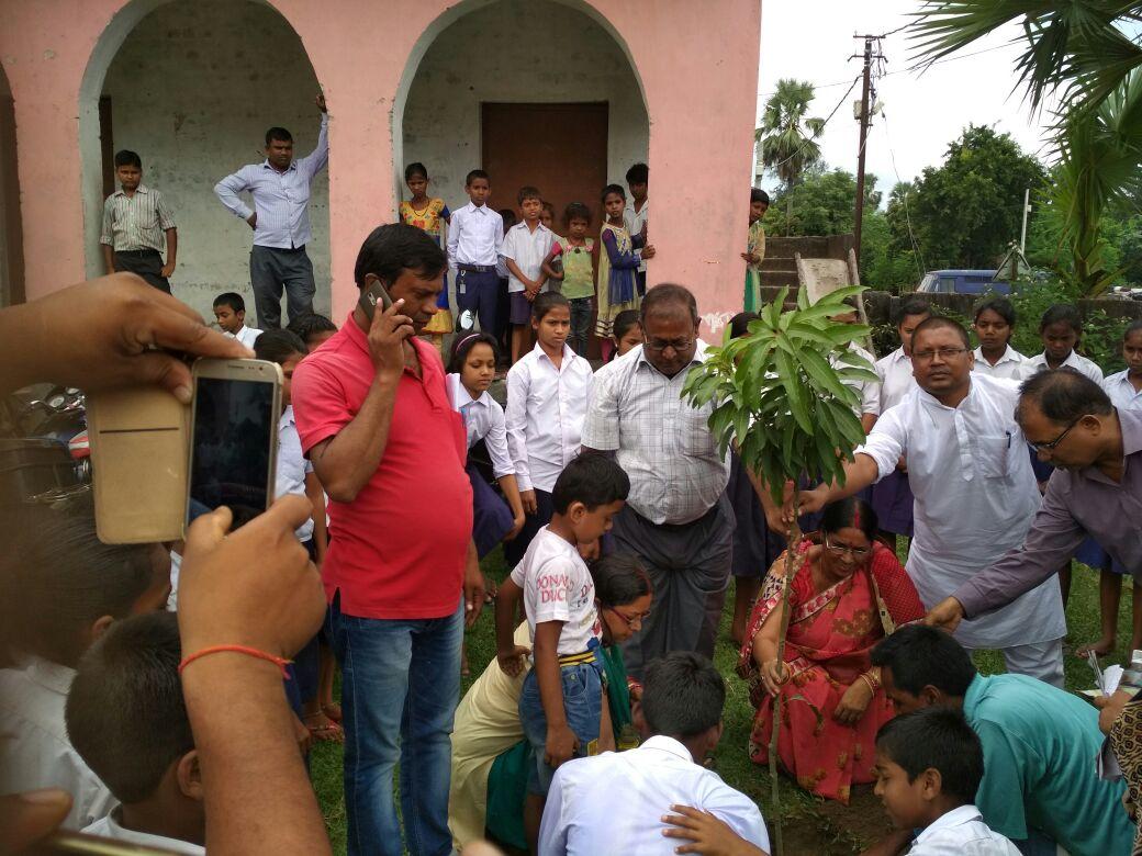 SBMNPSAHARSA's tweet photo. Mission Green City-Clean City @ School Situated under Municipal Council Saharsa. https://t.co/RBUGcTdSY5