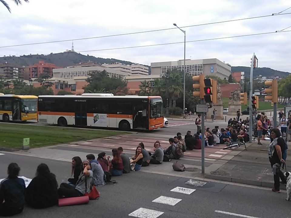 Bon dia, avui també estarem a la Diagonal.
Ens veiem a les 18h als Jardinets de Gràcia #EixDelMal