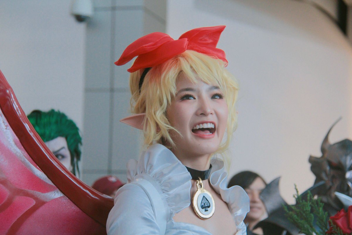 シロブルー tweet media