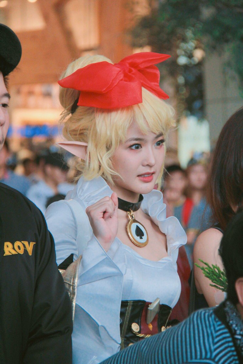 シロブルー tweet media