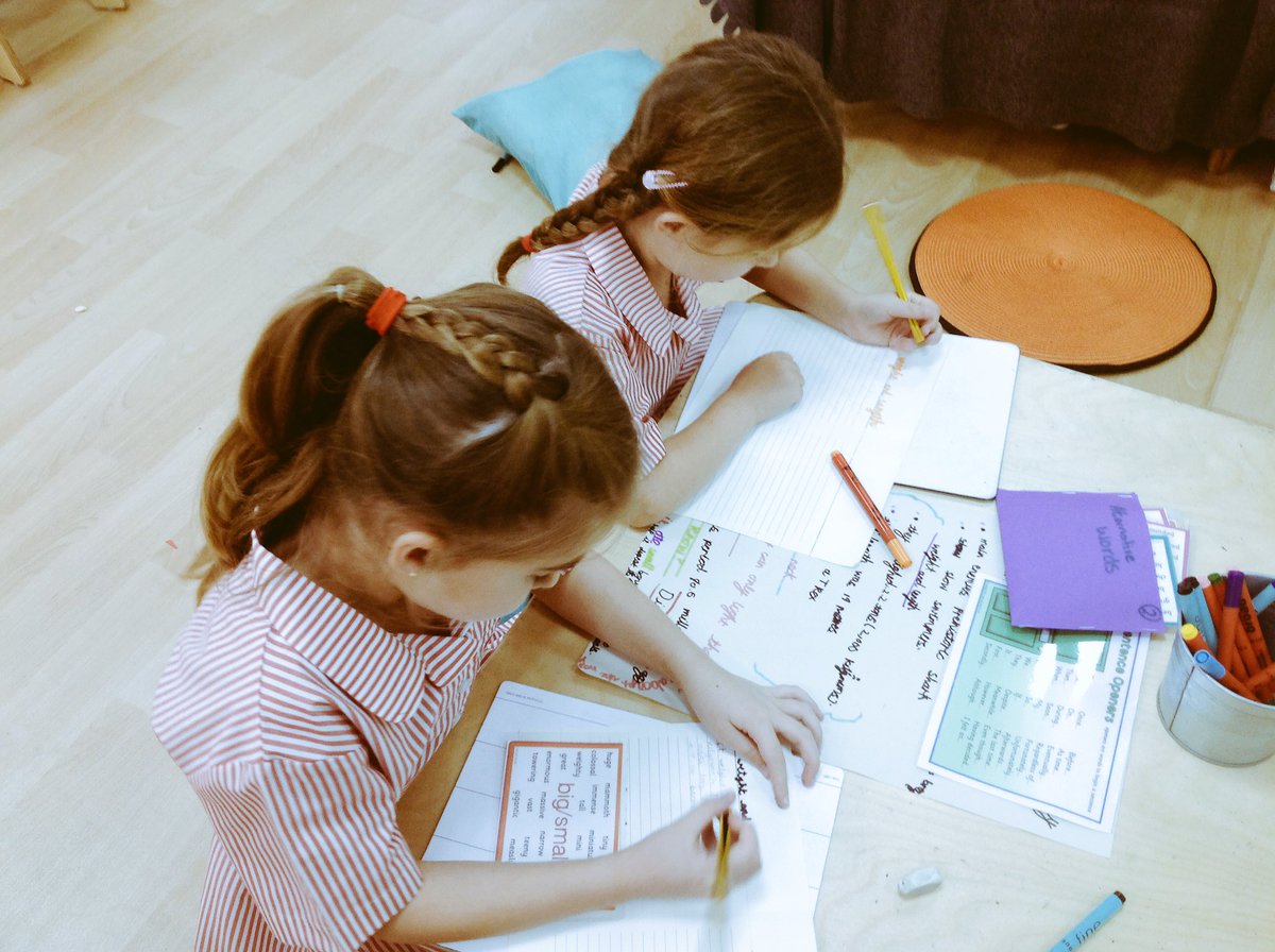 DESSyear2's tweet photo. Research in action! Confident in our note taking we are putting the facts into action for Dr.Fossilrock #2Orange #teamwork #skills https://t.co/yMw86oby0b