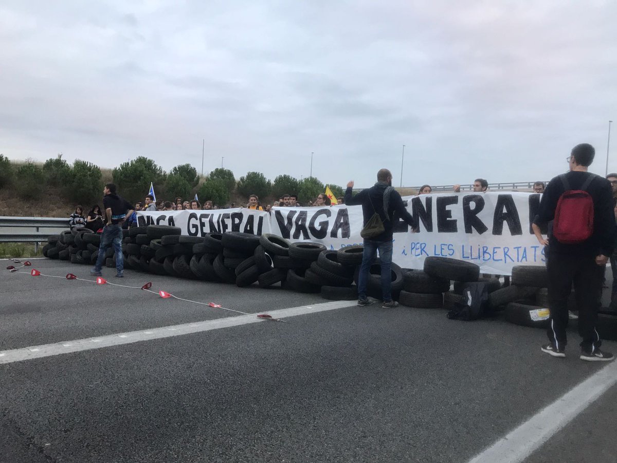3CatInfo's tweet photo. Ja són una trentena les carreteres tallades arreu del país per l'aturada general #AturadaTV3  https://t.co/MjEpTWUqhS https://t.co/doozGCJtiI