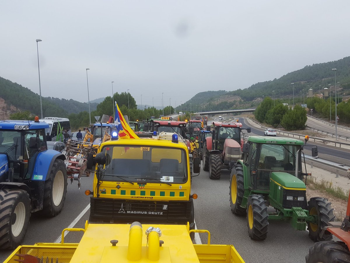 3CatInfo's tweet photo. Ja són una trentena les carreteres tallades arreu del país per l'aturada general #AturadaTV3  https://t.co/MjEpTWUqhS https://t.co/doozGCJtiI