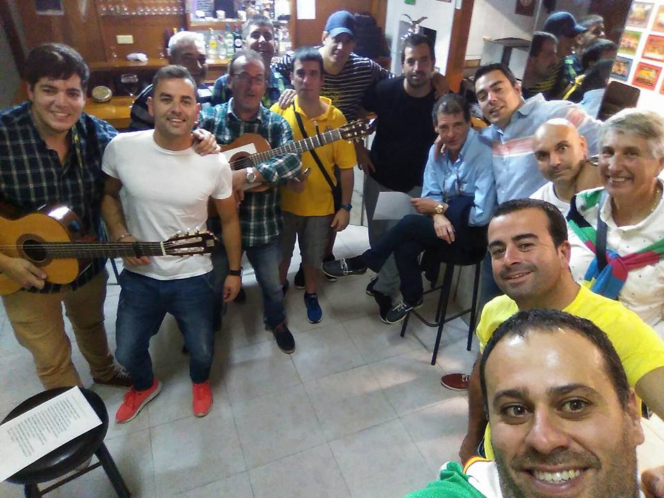 galipoteros's tweet photo. El viernes pasado comenzamos los ensayos como más nos gusta, en familia! A por un año nuevo de ilusión! #NoEstabanMuertosEstabanDeParranda https://t.co/KiOJa9rgnv