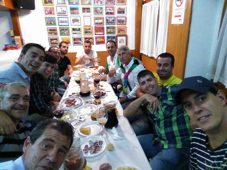 galipoteros's tweet photo. El viernes pasado comenzamos los ensayos como más nos gusta, en familia! A por un año nuevo de ilusión! #NoEstabanMuertosEstabanDeParranda https://t.co/KiOJa9rgnv