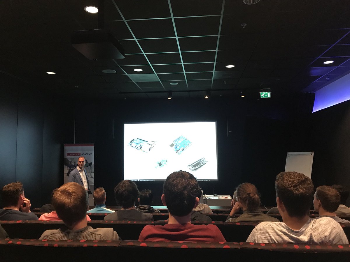 Vandaag presenteert collega <a href="/GertjanvhHof/">Gertjan van het Hof</a> van @AMISnl over #IoT voor <a href="/HU_Utrecht/">Hogeschool Utrecht (inactief)</a> studenten. Mooi verhaal! Straks <a href="/Oracle_NL/">Oracle Nederland</a> &amp; <a href="/iAdvise_live/">iAdvise</a>