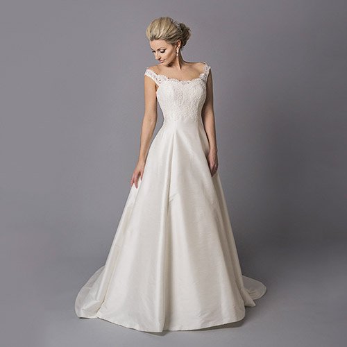 CLOSING DOWN SALE: Chloe (by Caroline Parkes) size 12

Was £3295, now £1500
Contact us today on 01635 35113

#Bridalwear #weddingdress