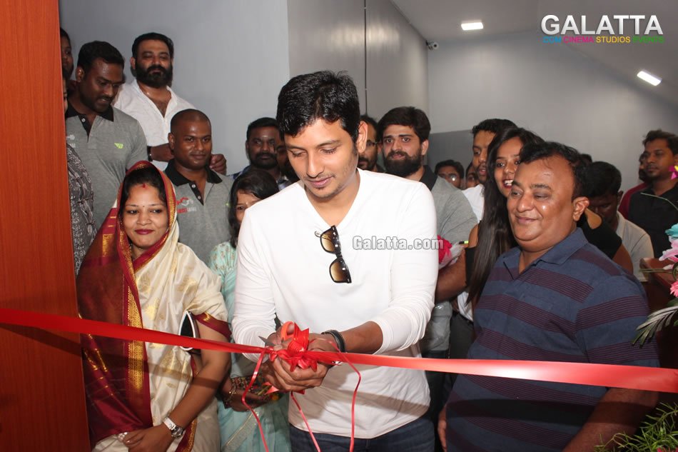 galattadotcom's tweet photo. #Jiiva inaugurates #MuscleGarage Gym at #Alwarpet! @Actorjiiva
https://t.co/lrwMs8t7mF https://t.co/POsevQU9JD