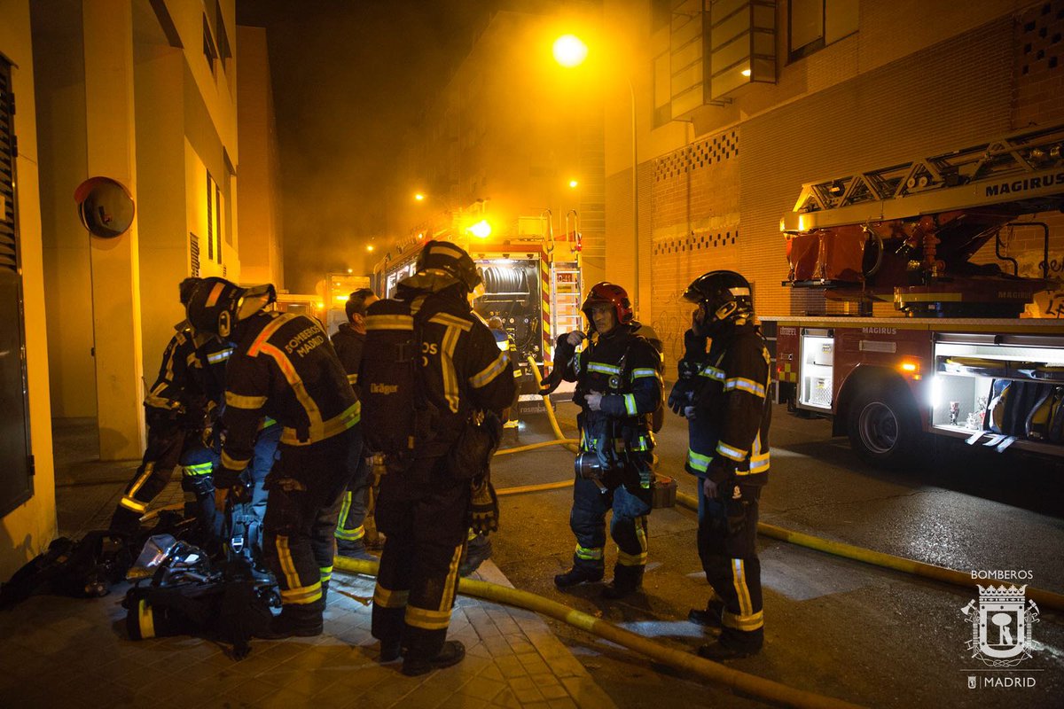 BomberosMad's tweet photo. Los #Fuegos en garajes/sótanos presentan mayor dificultad para su #extinción por la falta de ventilación inundando todo el local de #humo https://t.co/nV4HxdzIKE