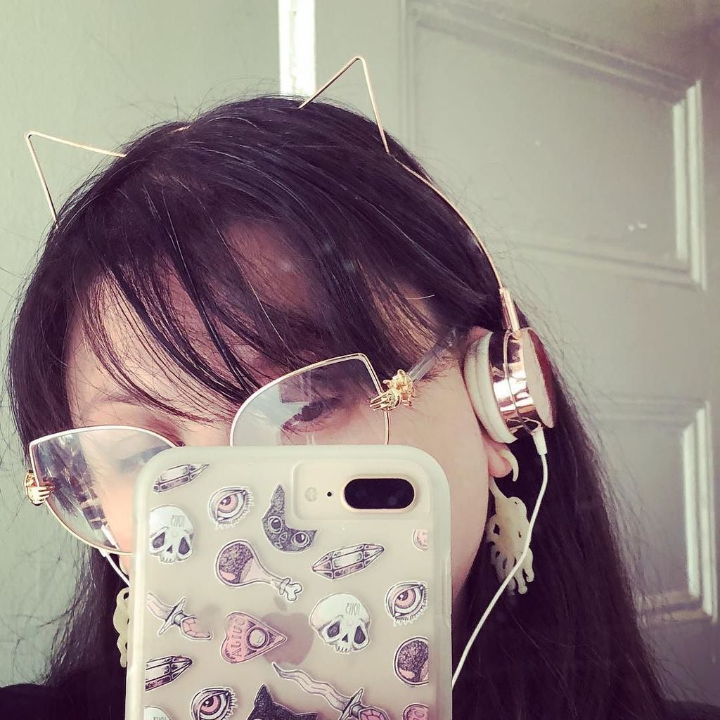 Kimieye's tweet photo. Cats, skulls, &amp; Bros-gold my fall 2017 asthenic. Case by @l0ll3_ 
#🐱 #💀 #rosegold #iphone8plus #catlady #imover30 … https://t.co/NnuV5pqr3Z https://t.co/6oj5grcwPu