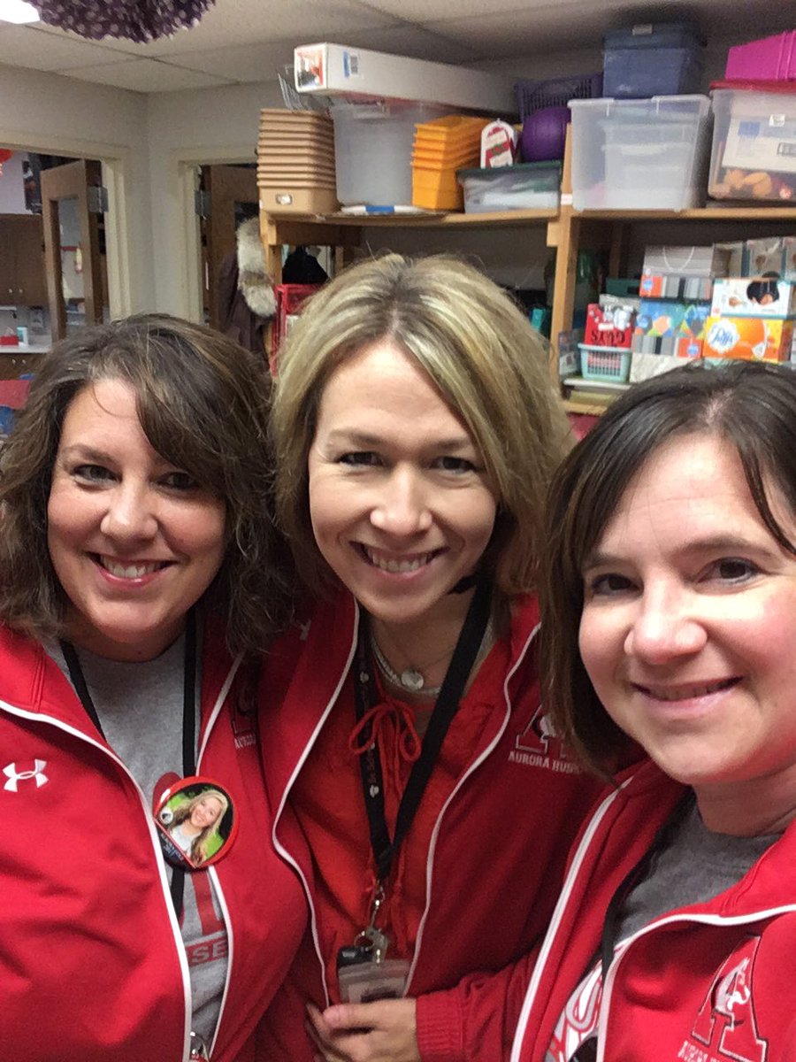 rmostdiek's tweet photo. Seriously did not plan this!  #gofigure #rockingourred #aeshuskies #aurorahuskies https://t.co/SZQPBoxnhs
