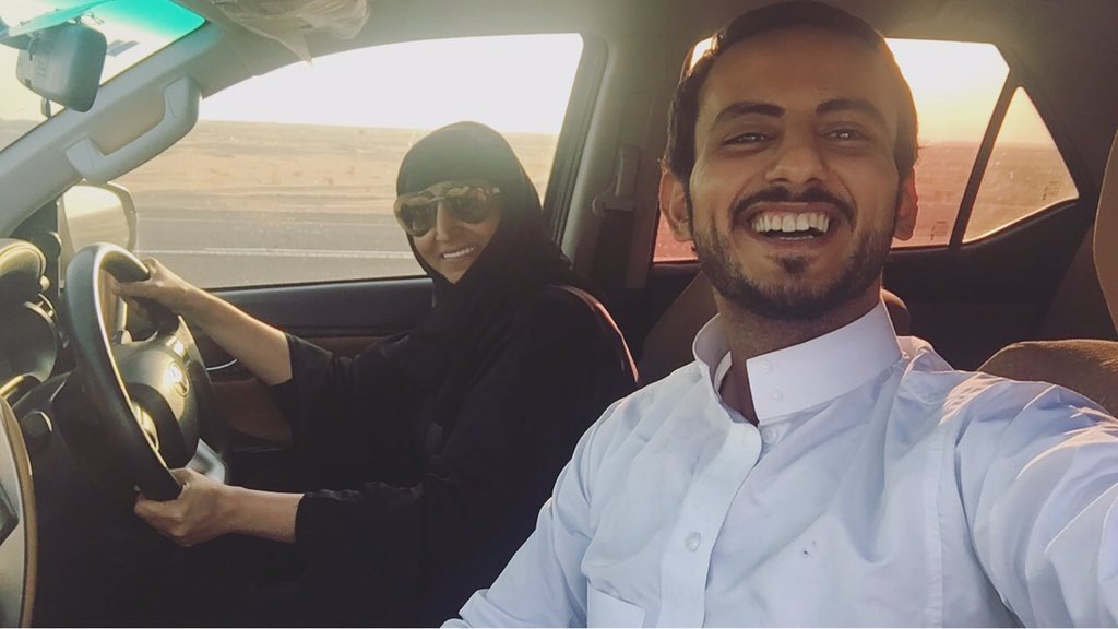 مواطن يلتقط سلفي لوالدته : "أمي أول سعودية تعبر من منفذ الرقعي وهي تسوق.. شكراً لرجال الأمن".