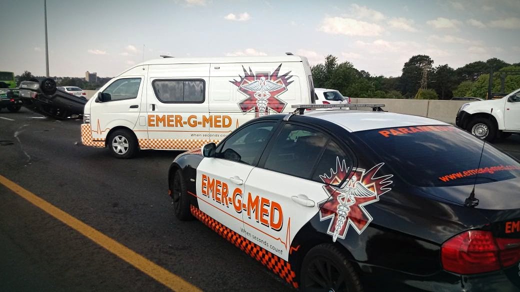 EMER_G_MED's tweet photo. 《Randburg》 @EMER_G_MED attending to a high speed crash on the N1 North after Malibongwe Drive. Several injured. @EWNTraffic @_ArriveAlive https://t.co/U9lFxda3wk