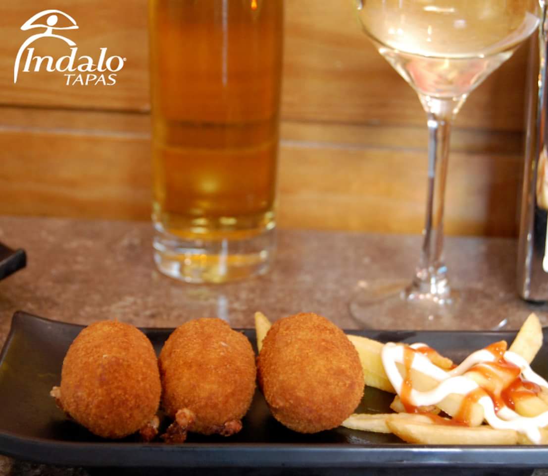 IndaloChueca's tweet photo. Levantamos el ánimo de un #martes laaaaargo ¡con unas #tapagratis de croquetas que resucitan al más aburrido! 🤤👌 https://t.co/gsVdcWUUd5