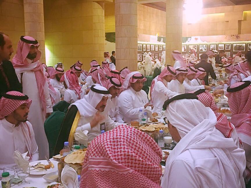 #صور الأمير فيصل بن بندر بن عبدالعزيز أمير منطقة #الرياض يؤثر الجلوس على الغداء الذي أقامه سموه بقصر الحكم بين الشباب عن المكان المخصص لسموه