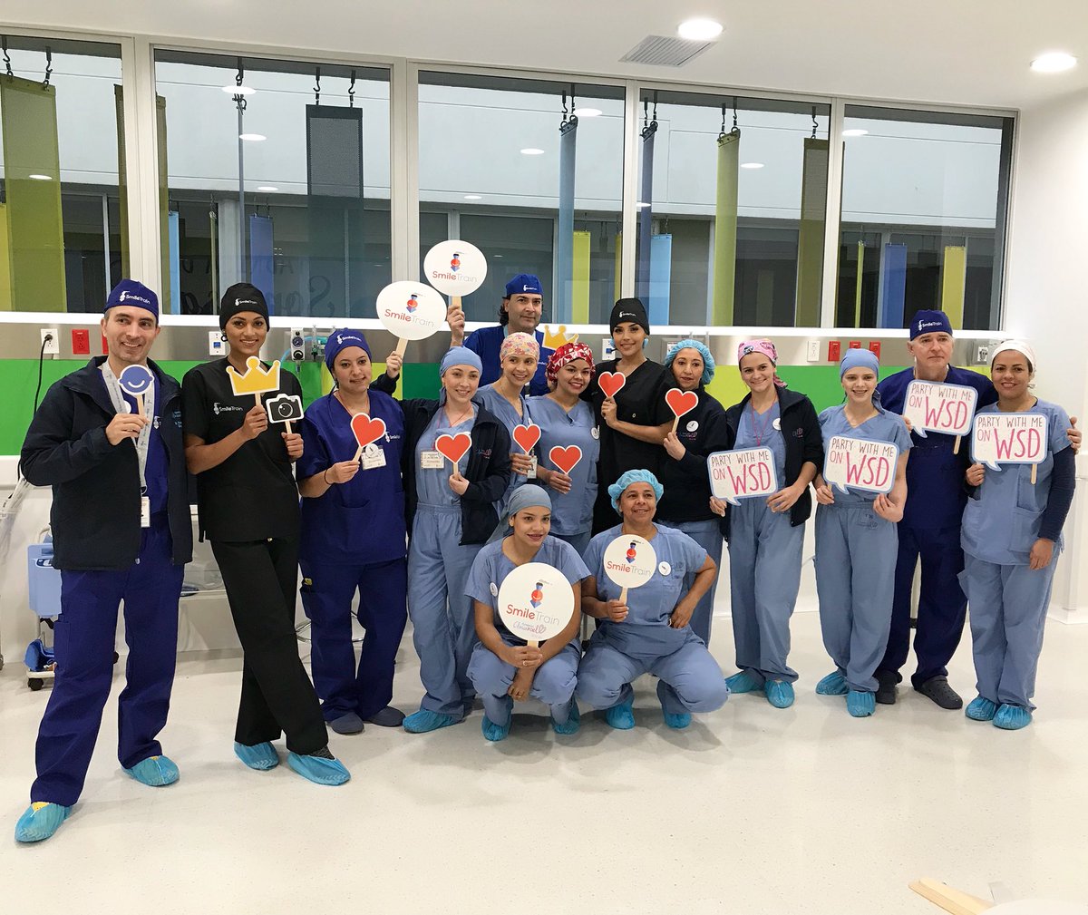 ReinadoColombia's tweet photo. Todo un equipo que entrega su corazón para fabricar sonrisas, para transformar vidas. @SmileTrainLA #MásQueBelleza #CNB #SACleftWeek https://t.co/Wdd2agfi3B