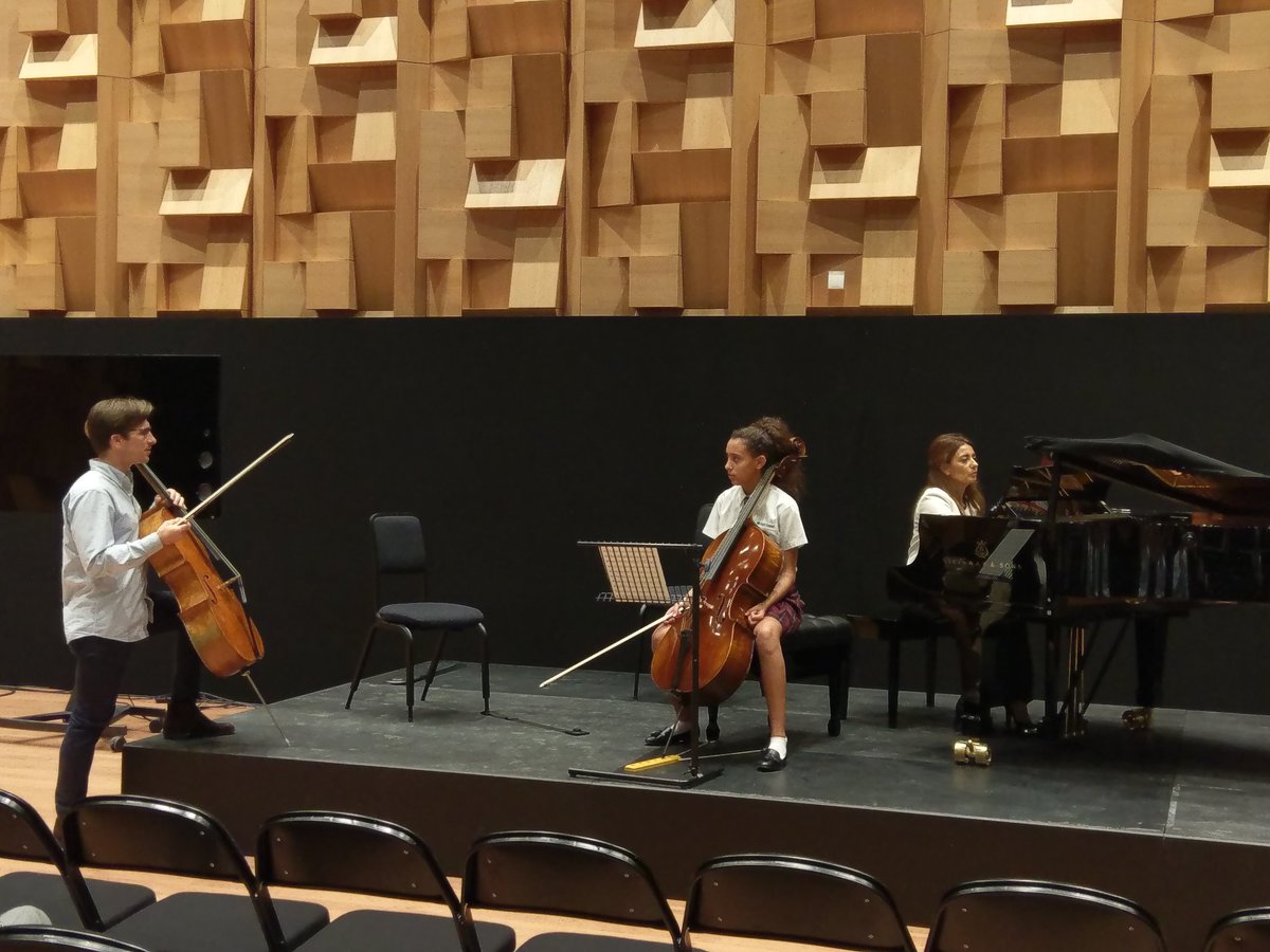 NASDubaiMusic's tweet image. Another @NASDubaiSchool student Lexi Shenouda Yr 10 taking part in a @DubaiOpera masterclass with British Cellist Guy Johnston #beambitious