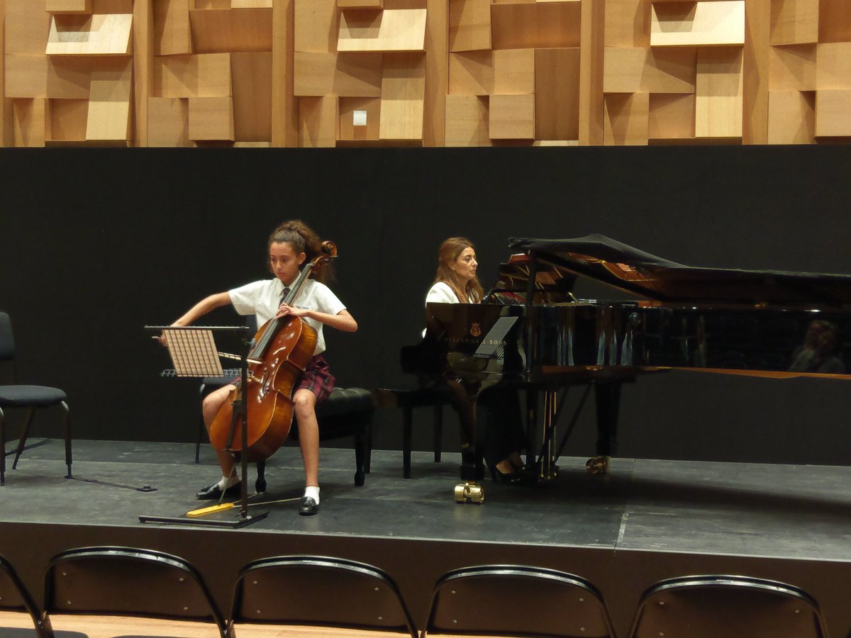 NASDubaiMusic's tweet image. Another @NASDubaiSchool student Lexi Shenouda Yr 10 taking part in a @DubaiOpera masterclass with British Cellist Guy Johnston #beambitious