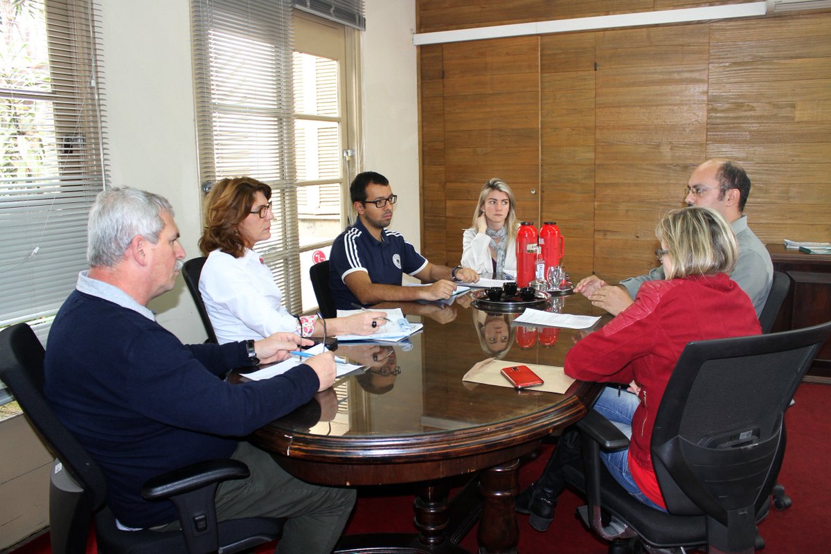 FDRH_RS's tweet photo. Reunião entre SMARH e FDRH sinalizam formação para servidores do Departamento de Patrimônio. https://t.co/gpYIese93Y