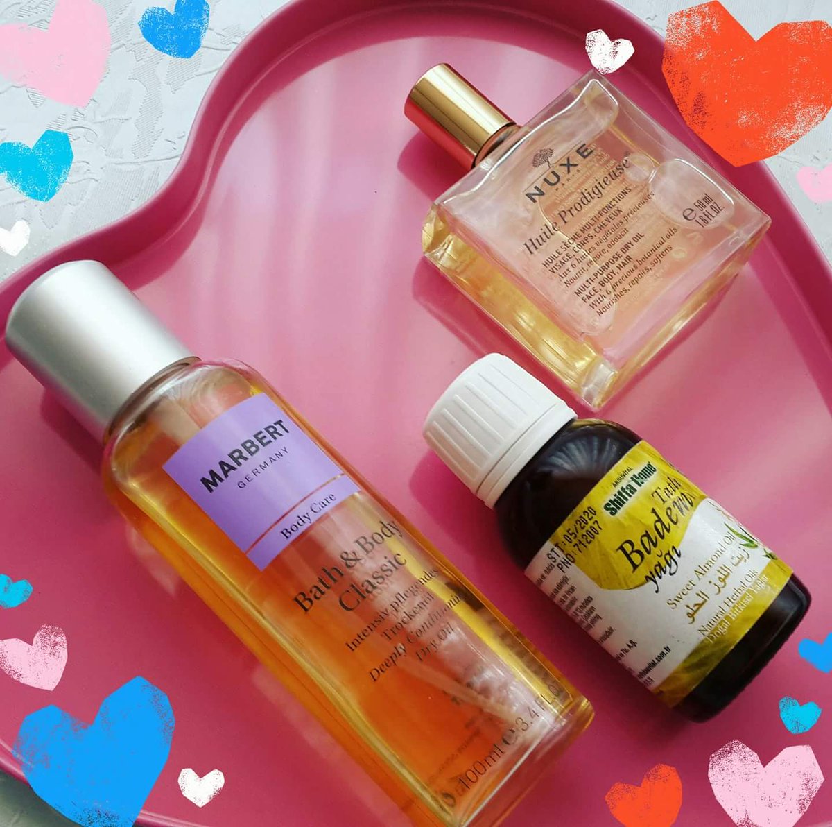 libramakeup's tweet photo. Kullandigim besleyici yaglar✌💕 #nuxe kuru yag, #marbert vucut ve sac yagi, #shiffahome Badem yagi🎀 #blogger #beauty #bblog #oil #bodycare https://t.co/bygkrMBLbC