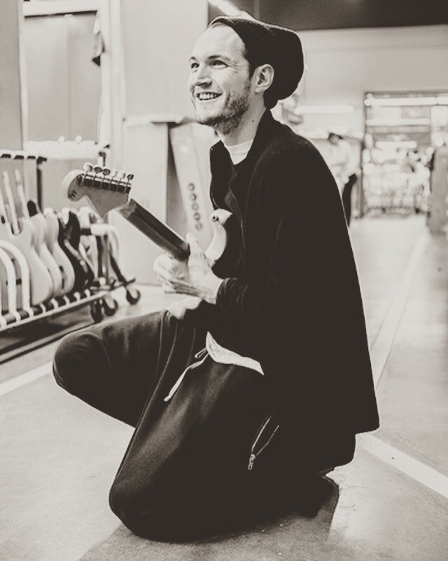 Un día como hoy pero en 1979 nacía en Los Angeles, California, el gran Josh Klinghoffer.
Happy birthday Joshy  