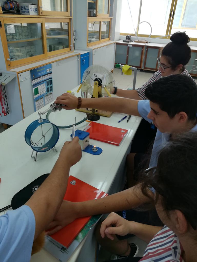 Raed_Hamadeh's tweet photo. #LSC_G10
#Lab_session
#Electroscope leaves diverge by #Induction method.
@Hhhsinfo https://t.co/VONFIJh3t7