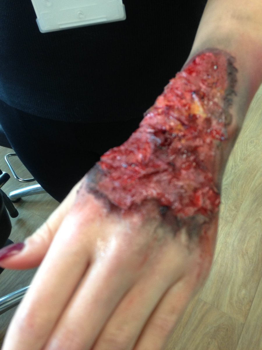 Mommamooch's tweet photo. Burns @SolihullCollege L3 theatricals https://t.co/sSU5wGagVX