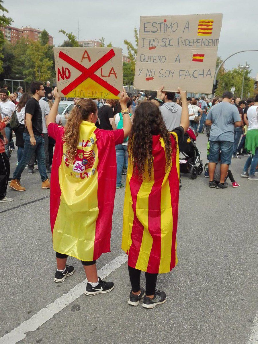 ierrejon's tweet photo. Muestras de fraternidad de un pueblo que va por delante de sus representantes y pide democracia y entendimiento https://t.co/2fIMZo9m7S