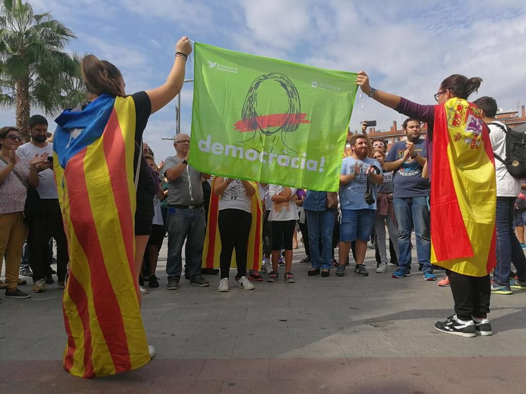 ierrejon's tweet photo. Muestras de fraternidad de un pueblo que va por delante de sus representantes y pide democracia y entendimiento https://t.co/2fIMZo9m7S