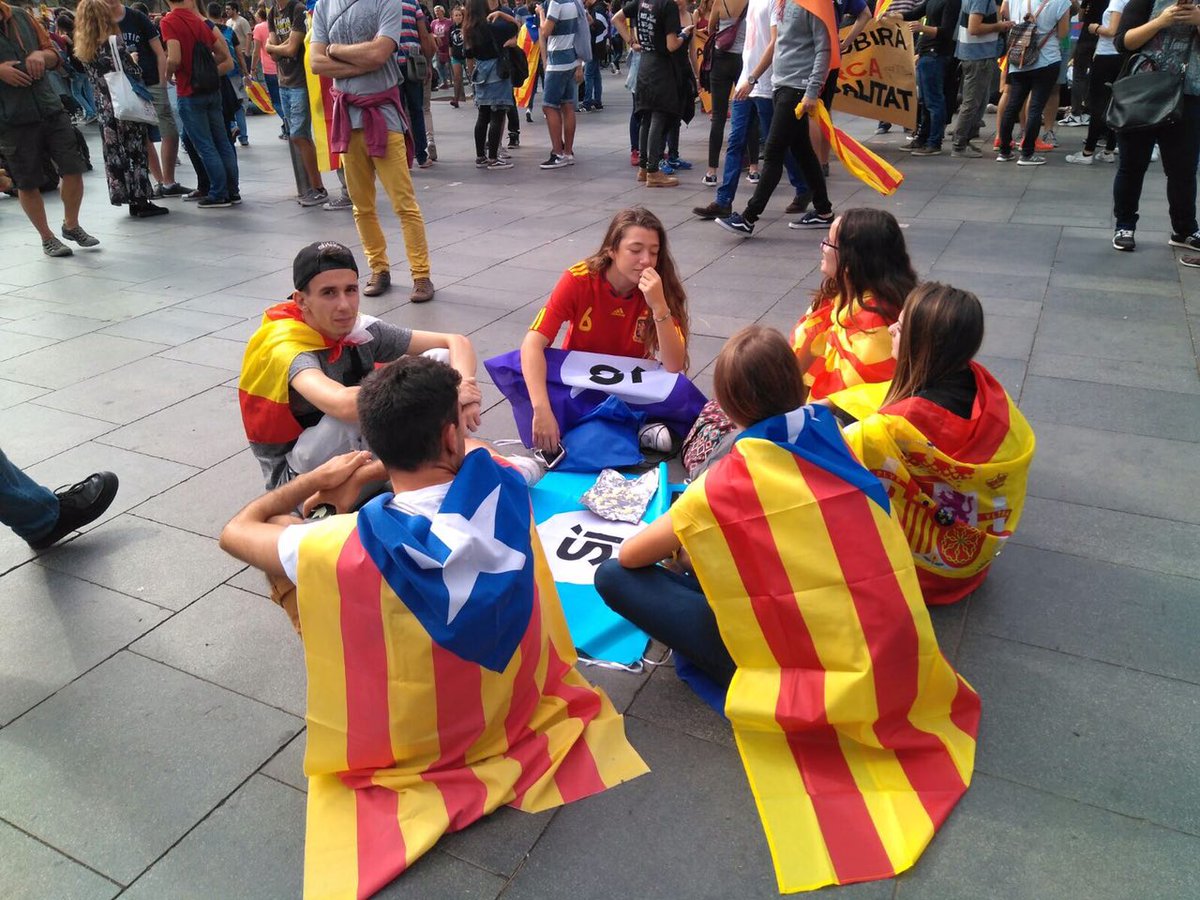 Muestras de fraternidad de un pueblo que va por delante de sus representantes y pide democracia y entendimiento