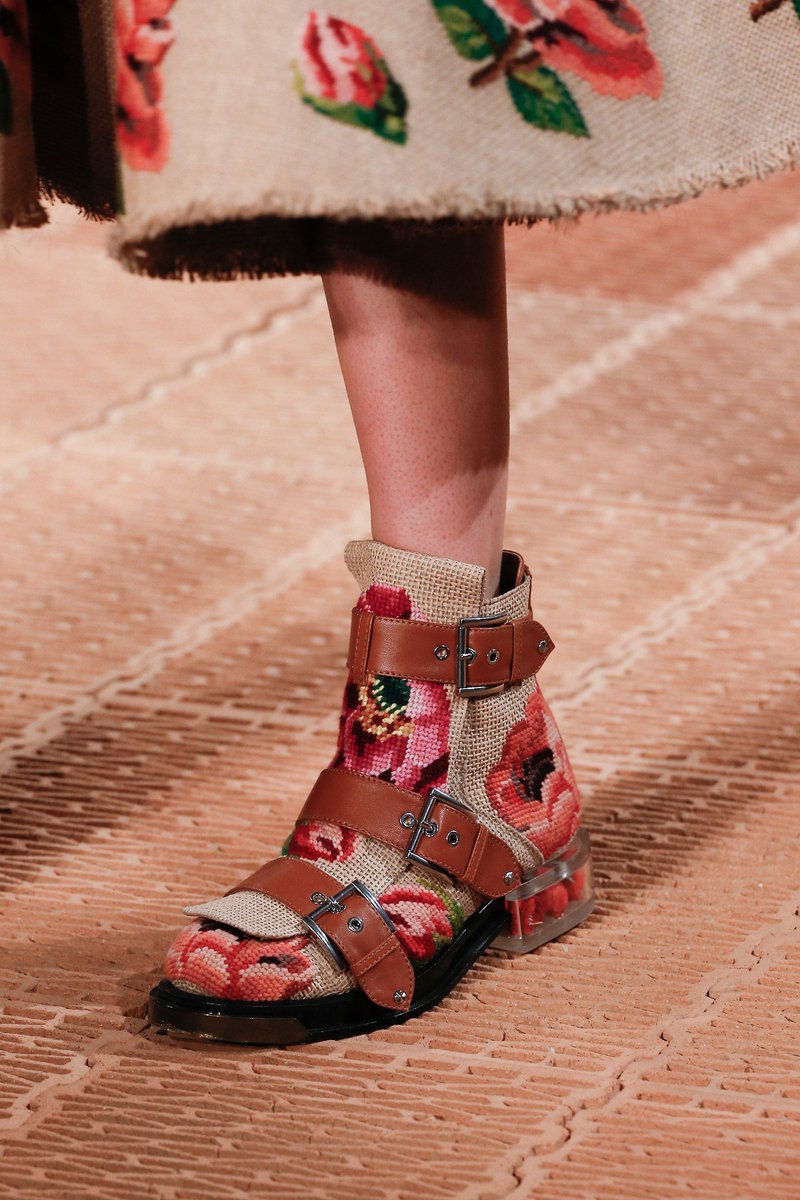 leemcquxxn's tweet photo. boots at alexander mcqueen ss18 https://t.co/MCzFUjj6JM