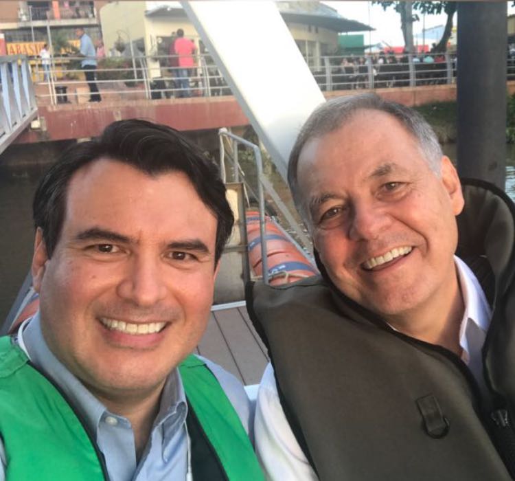 A_OrdonezM's tweet photo. Con @DavidName7 compartimos el reto de cambiar la historia del país y rescatar los valores y principios. Juntos en defensa de las familias. https://t.co/DyGSDfwBlJ