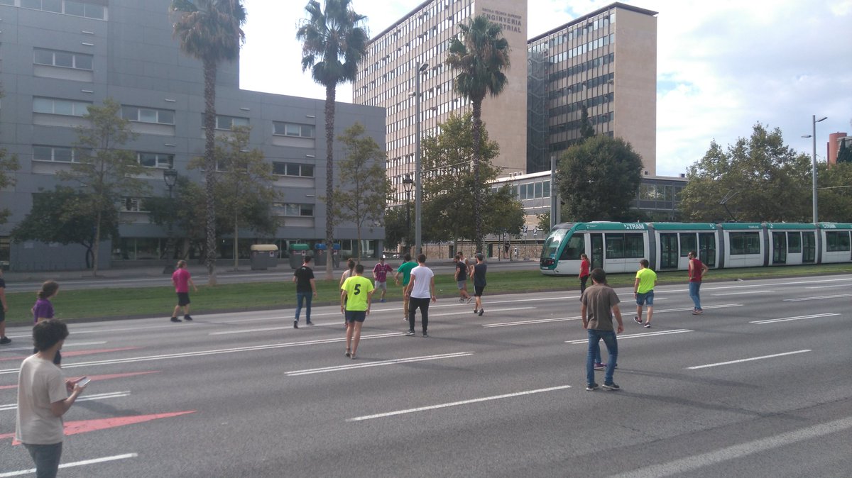 Ioga, tram-voley, futbol... 
A la Diagonal activitats per tots els gustos!