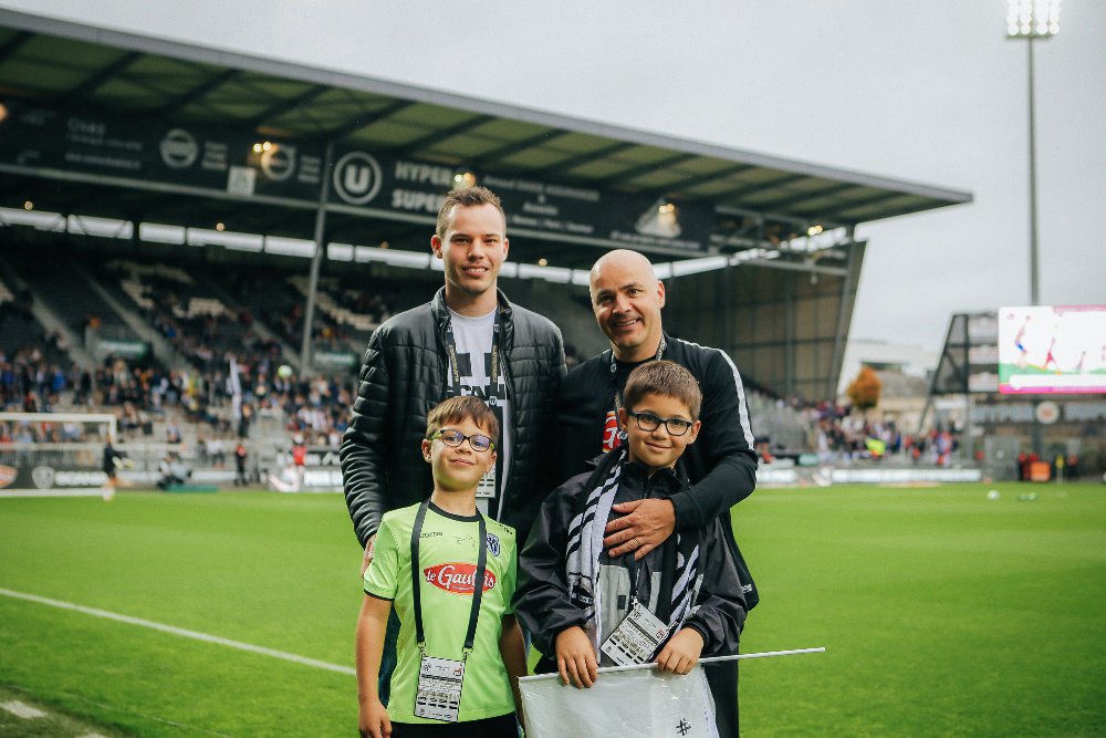 Timéo, Lohan, Alexis &amp; Franck, les heureux élus de la 1ère opération #Kappa4SCO étaient au stade lors de #SCOOL !
📄➡️bit.ly/2g6xls7