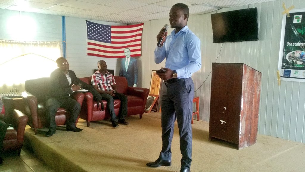 yves_cyriaque's tweet photo. Démarrage de la formation des #CopLeaders pour le #CopInMyCity229. Initiative de @YadAfrica avec la #Dynamique30 en prélude à #Cop23 https://t.co/jJ0XIavsSz
