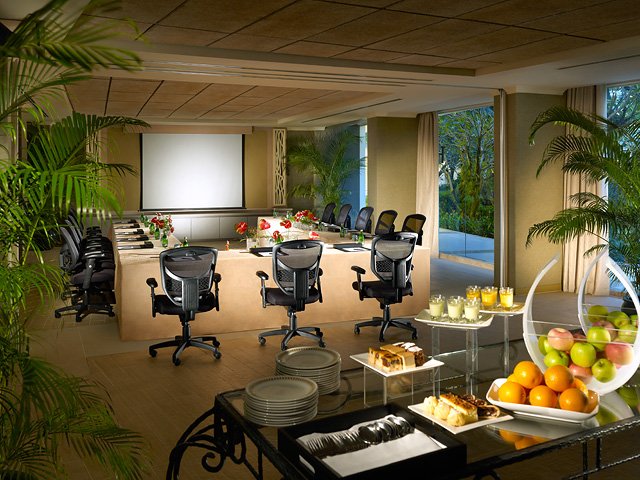 ShangriLaHotels's tweet photo. Mixing business with pleasure? That's the best way to enjoy @ShangriLaGSH #Penang https://t.co/mkrSQnED2m #Eventprofs https://t.co/Bp4SkN1TLt