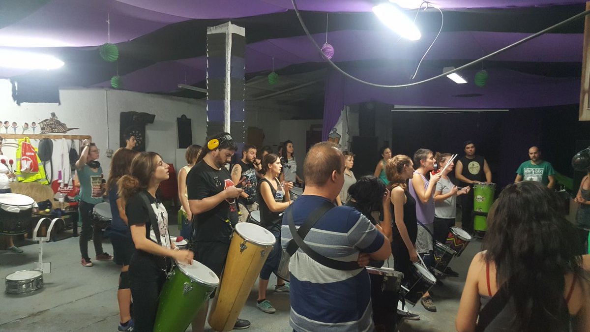 SambaDaPraca's tweet photo. Ayer estreno de la escola de Samba da Praça 2017-2018... Mucha energía!! https://t.co/4103gYjyKP