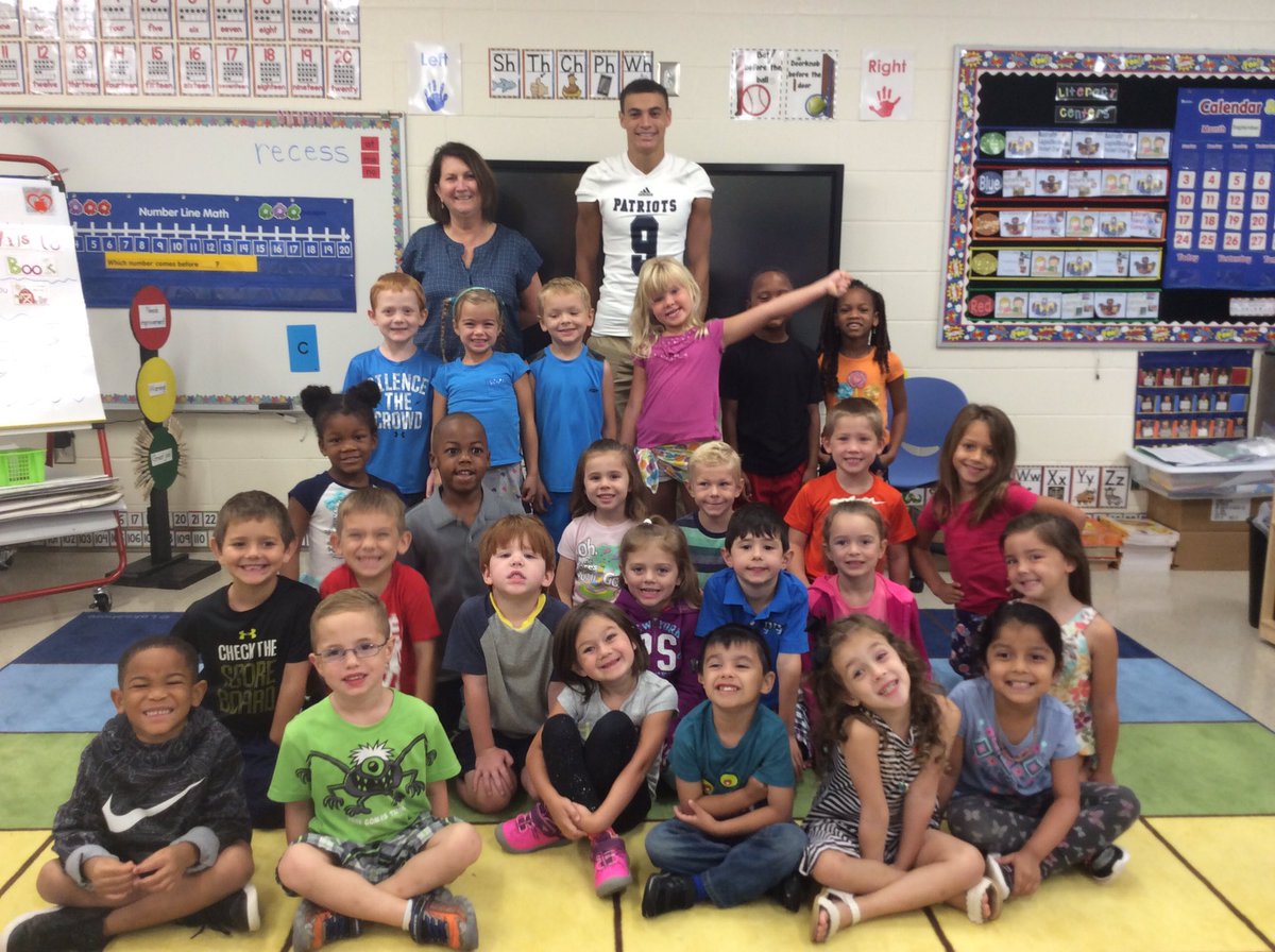 VickiSparkman's tweet photo. We are proud of our Powdersville Patriots! Thank you for reading to Mrs. Sparkman's class! https://t.co/qzpw7ZxQmz