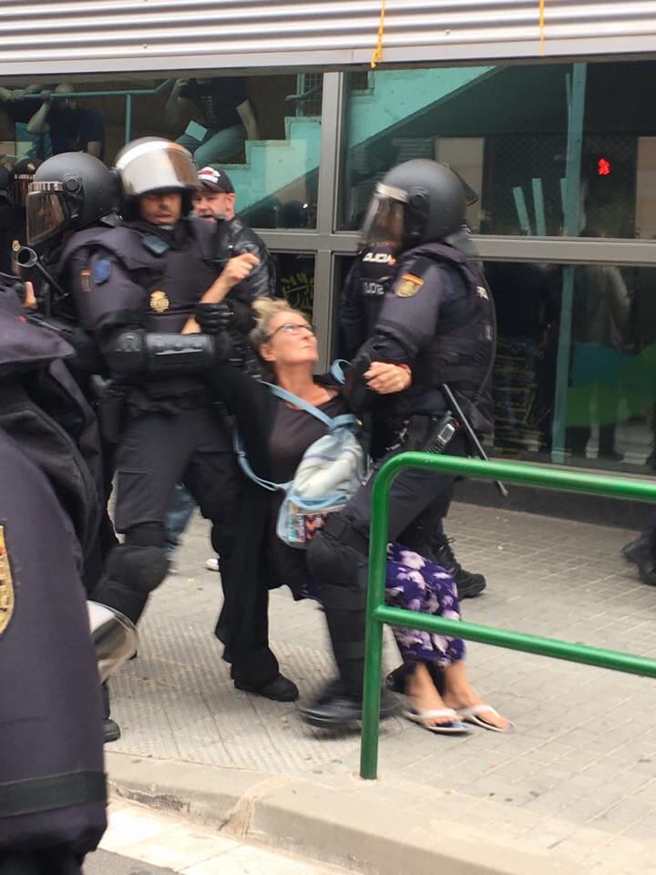 gcdimartino's tweet photo. Viendo la violencia de Rajoy en Cataluña,se comprende la reunión que tuvieron con él los terroristas Borges y Guevara @neljulger @yolanda667 https://t.co/w5ZcdZXSSz