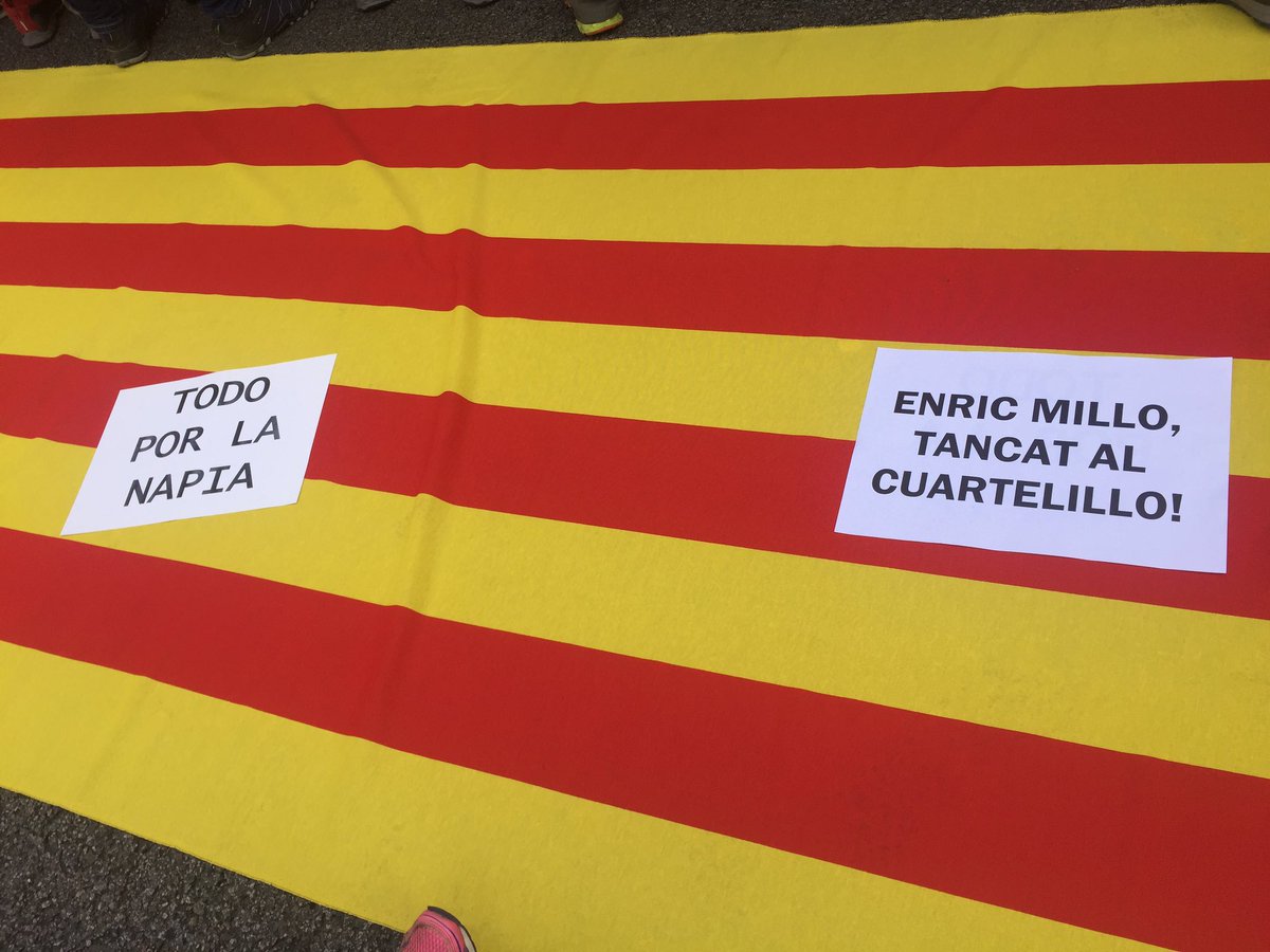 marcjurado's tweet photo. Imatges de la concentració dels bombers i milers de ciutadans (uns 5.000) davant la Delegació del Govern Espanyol a Catalunya. https://t.co/G9boKqyorw