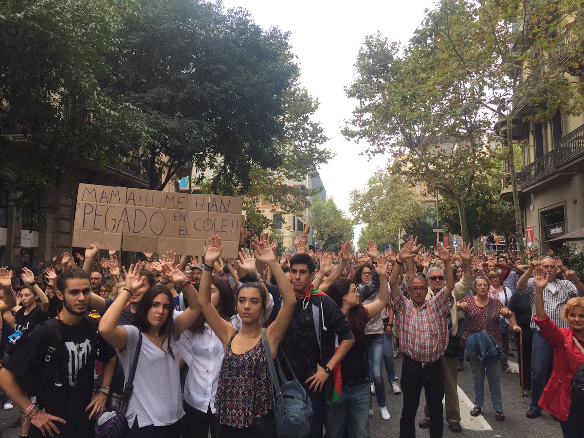 marcjurado's tweet photo. Imatges de la concentració dels bombers i milers de ciutadans (uns 5.000) davant la Delegació del Govern Espanyol a Catalunya. https://t.co/G9boKqyorw