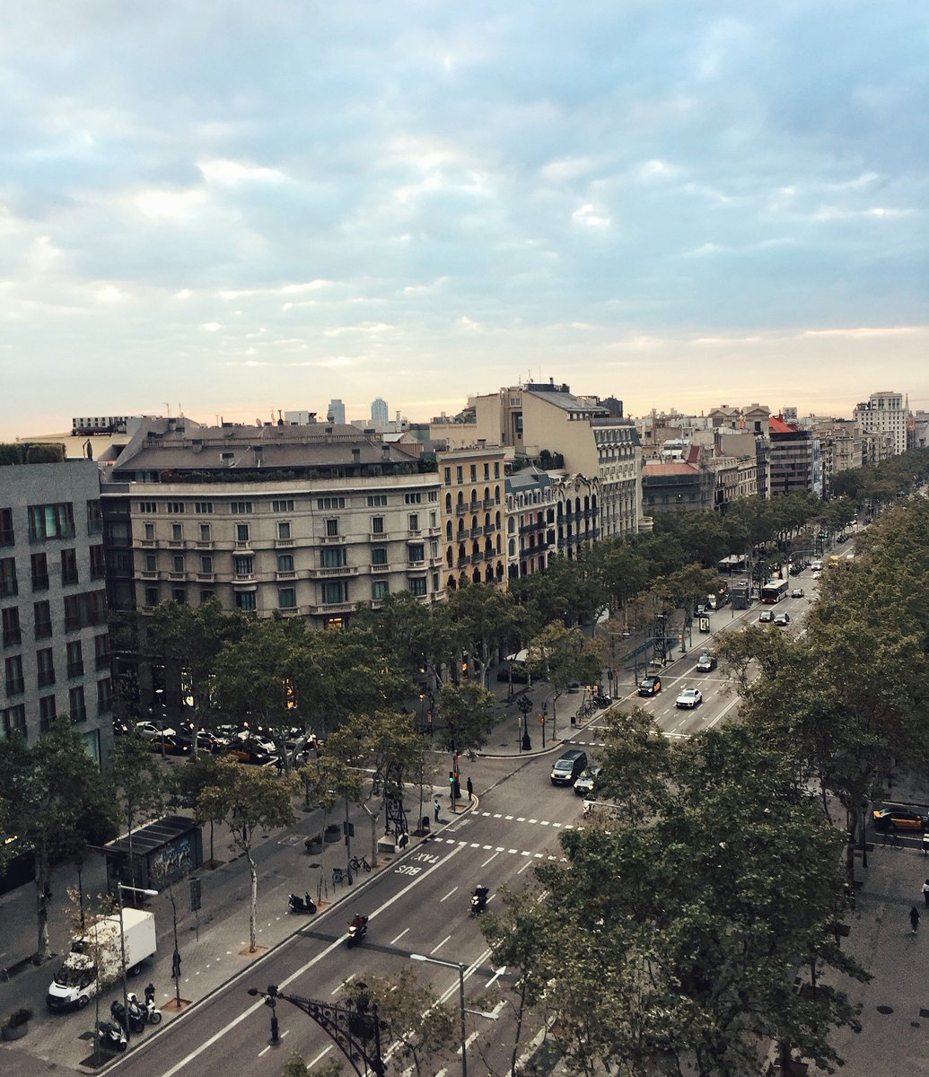 #Calma #Barcelona #3DeOctubre #8am #PasseigDeGrácia #BeforeTheStorm #LoveNotWar 🙏🏻