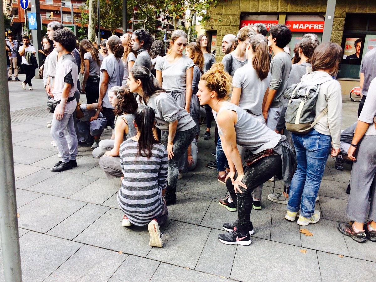 Al Paral.le el gest i el rostre s'aturen #Vaga3Oct #Teatre #ProuViolència