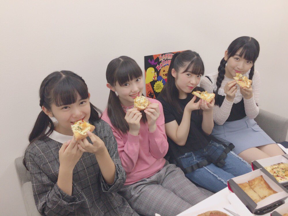 つばきファクトリー On Twitter 小野瑞歩です これから名古屋でbdイベント その前に 山﨑夢羽ちゃんがピザーラお届けしてくれました 一足先にハロウィン限定ピザのパンプキンクウォーターをもぐもぐ かぼちゃが甘くて最高 Tsubaki Factory Pizza