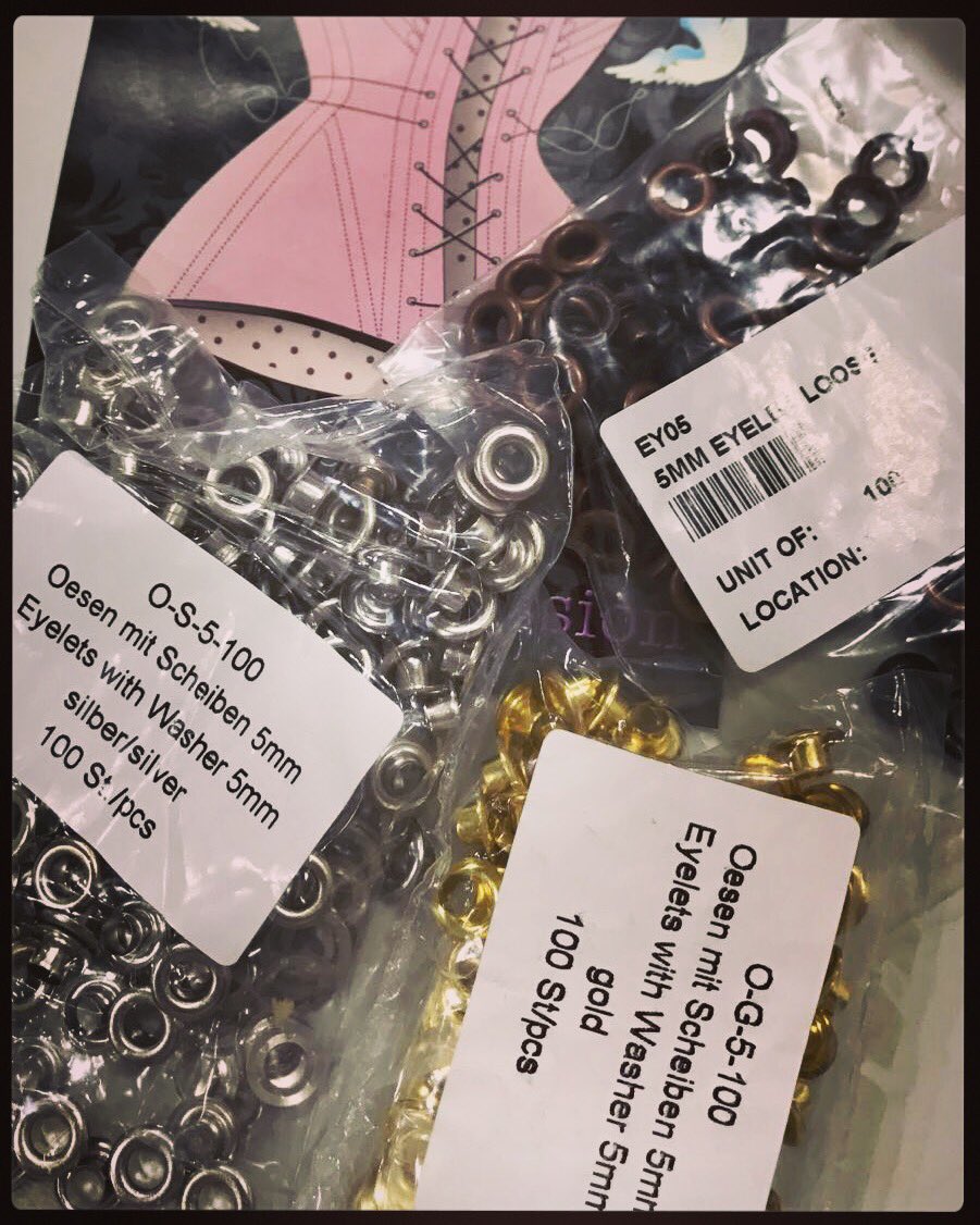 PCorset's tweet photo. Siempre recibimos con una sonrisa la llegada de las piezas y materiales con los que seguimos dando forma a tu ilusión. ❤️ #FelizMartes https://t.co/NgJvrDJwke