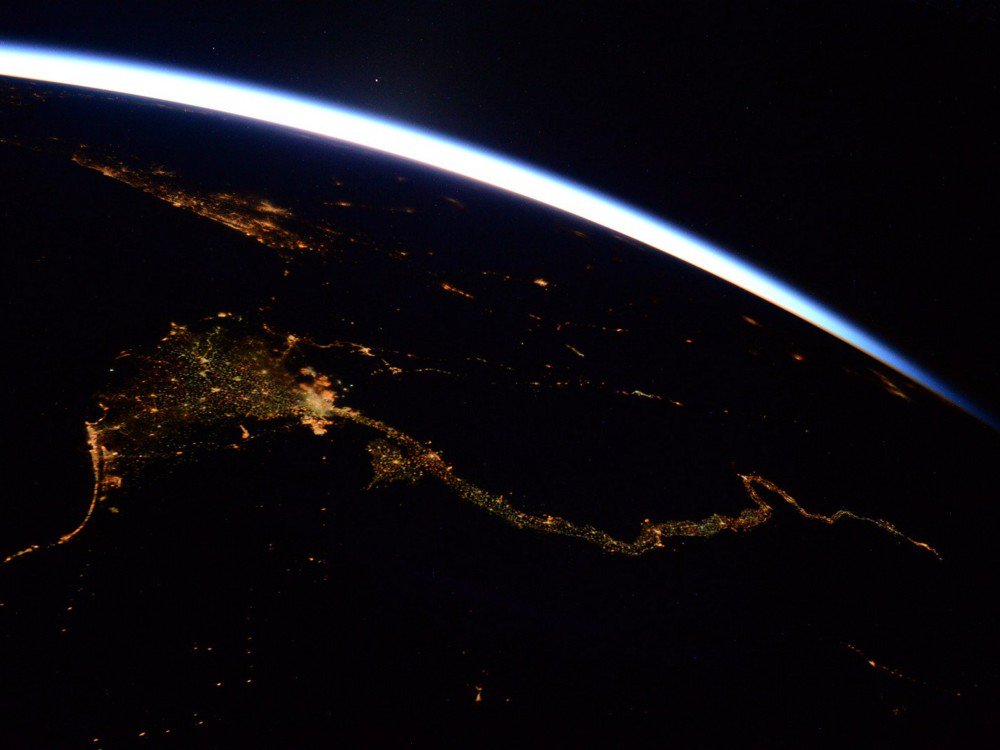 muyinteresante's tweet photo. Así se ve el río Nilo (el mayor río de África) de noche, visto desde la #ISS. ¡Maravilloso!: 
https://t.co/Wflbye62Kq https://t.co/nJCESJH0wB
