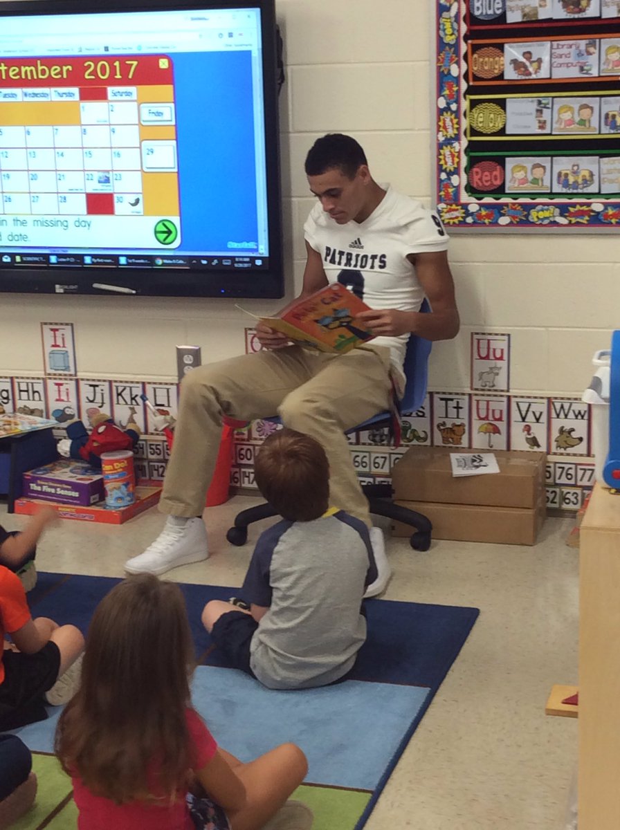 VickiSparkman's tweet photo. Our Powdersville Patriot reading to Mrs. Sparkman's class! #CPS https://t.co/GDhtGFMDvR