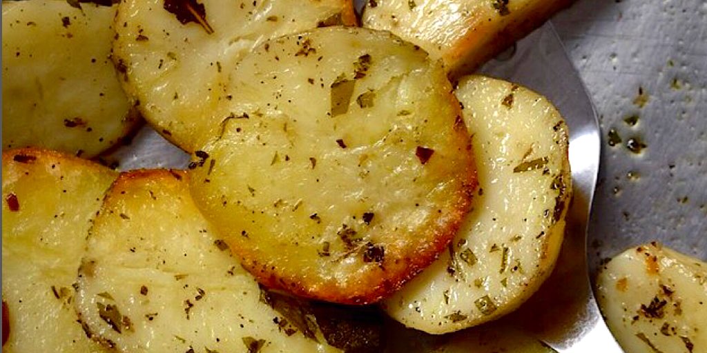 loves_biscotti's tweet photo. Crispy Italian Oven Roasted Garlic Potatoes #Thanksgiving # crispypotato #garlic #thanksgivingside #holidayfood https://t.co/NuT7QsMZsY https://t.co/1gqXQsefE9