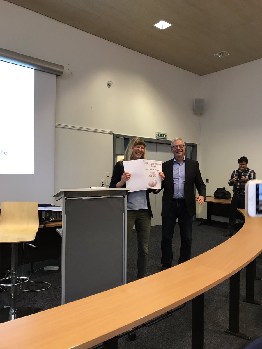 Un moment inoubliable: notre collègue, l'excellente journaliste Camille Krafft, reçoit le Prix Dumur, tellement mérité!